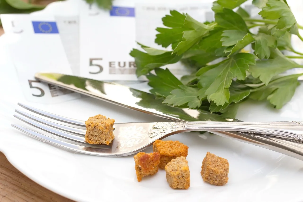 Immagine di un piatto gourmet senza pane, con verdure fresche e proteine, simbolo di una cena salutare.